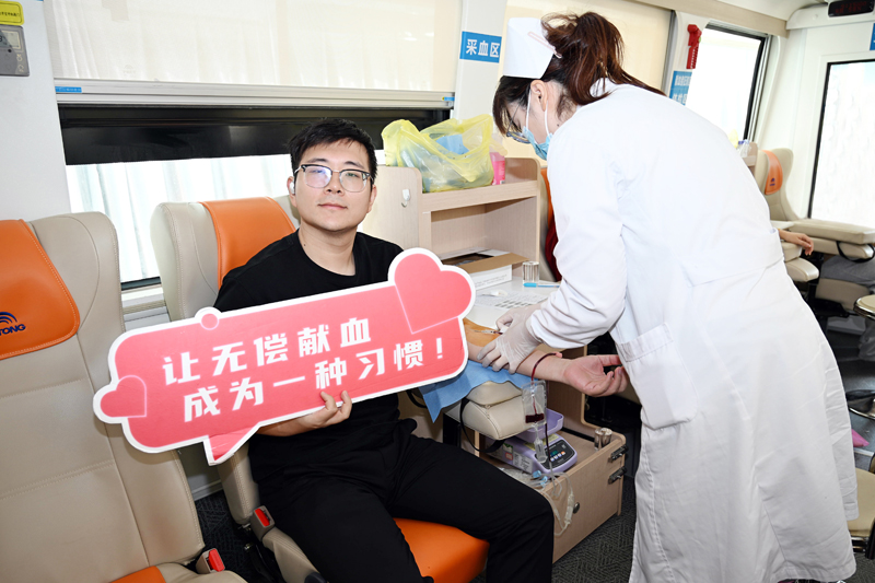 【CQ9传奇电子药业党员干部职工积极参加无偿献血公益活动】的配图